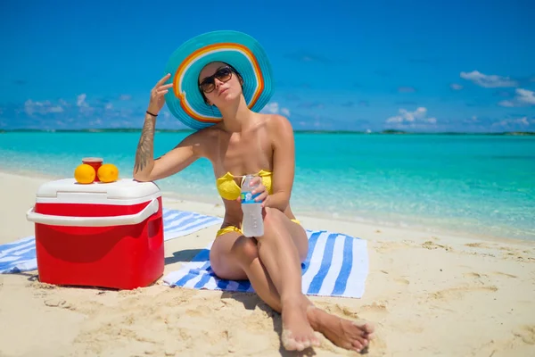 Mooie dame alleen te rusten op een strand — Stockfoto