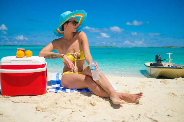 Bela senhora descansando sozinha em uma praia — Fotografia de Stock