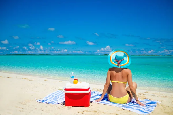 Krásná dáma sama odpočívající na pláži — Stock fotografie