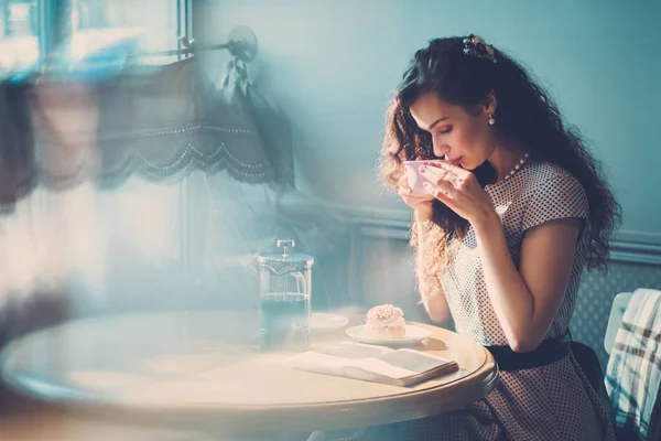Güzel Bayan bir kafede roman okuma — Stok fotoğraf