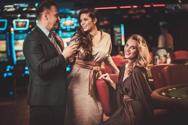 Goed geklede vrienden in een luxe casino interieur — Stockfoto