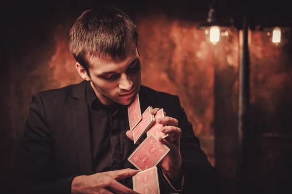Homem mostrando truques com cartas — Fotografia de Stock