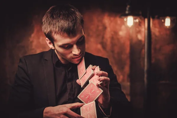 Hombre mostrando trucos con cartas —  Fotos de Stock