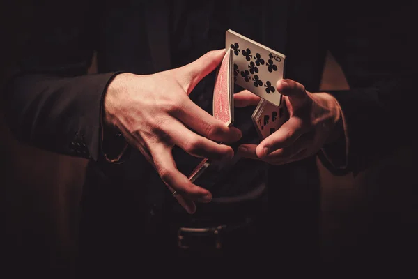 Hombre mostrando trucos con cartas — Foto de Stock