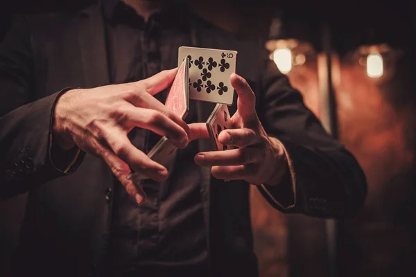 Hombre mostrando trucos con cartas — Foto de Stock
