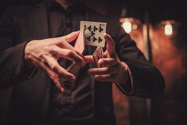 Homem mostrando truques com cartas — Fotografia de Stock