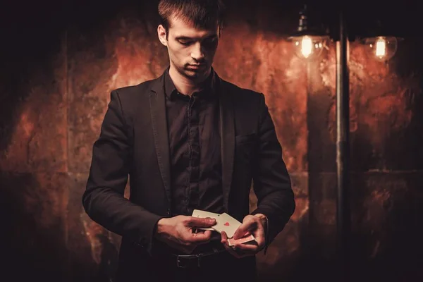 Man showing tricks with cards — Stock Photo, Image