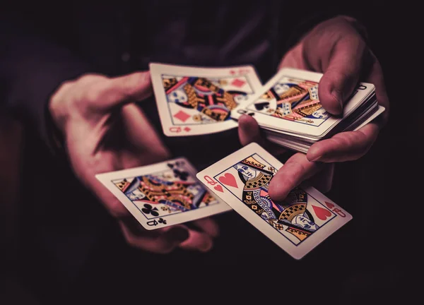 Homem mostrando truques com cartas — Fotografia de Stock