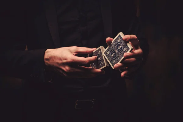 Homem mostrando truques com cartas — Fotografia de Stock