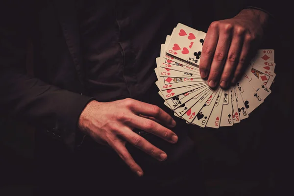 Muž zobrazeno triky s kartami — Stock fotografie