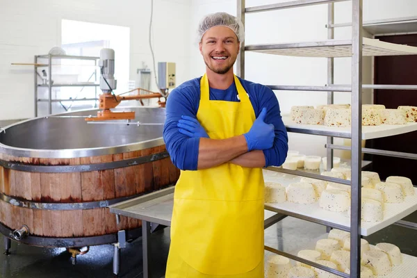 Guapo quesero haciendo queso cuajada en su fábrica . — Foto de Stock