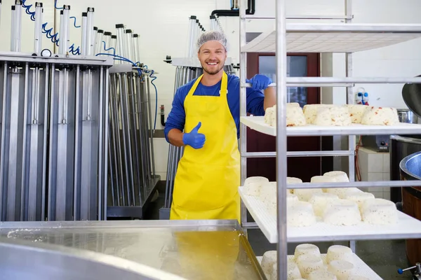 Guapo quesero haciendo queso cuajada en su fábrica . —  Fotos de Stock