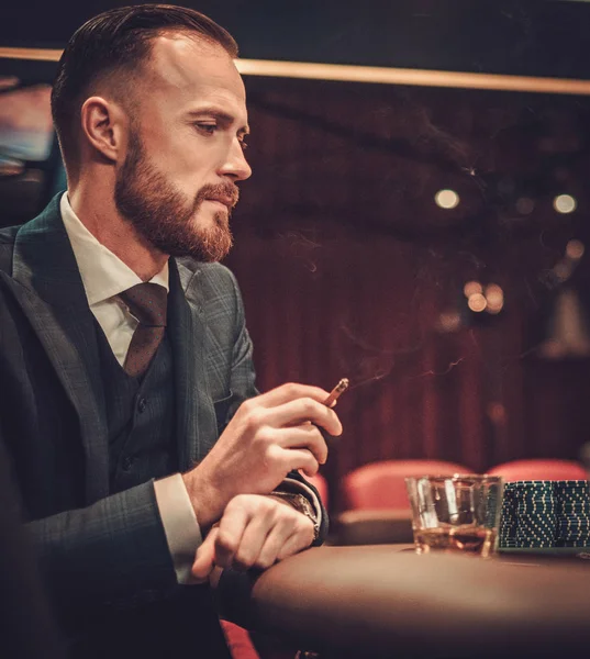 Homem de classe alta jogando em um cassino — Fotografia de Stock