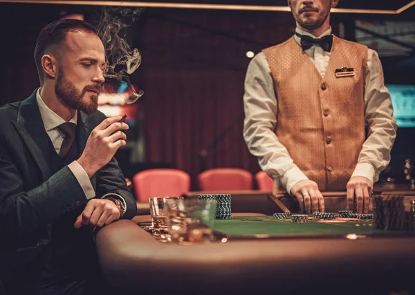 Mann der Oberschicht spielt im Casino — Stockfoto