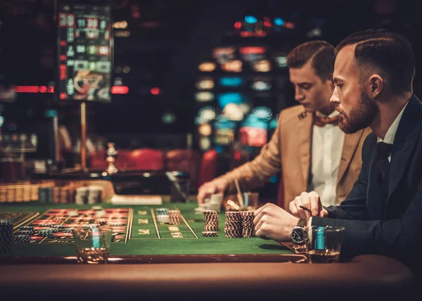 Amici della classe superiore che giocano d'azzardo in un casinò — Foto Stock