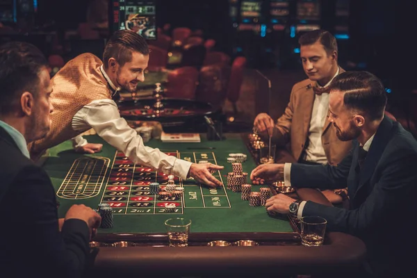 Amici della classe superiore che giocano d'azzardo in un casinò — Foto Stock