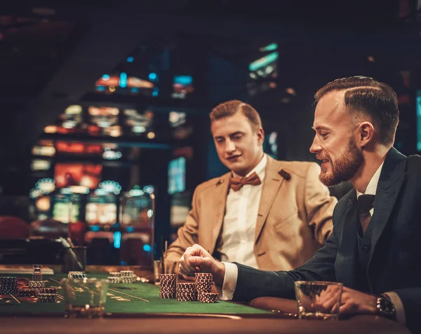 Felső osztályú barátok szerencsejáték egy kaszinóban — Stock Fotó