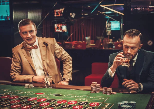 Freunde der Oberschicht spielen im Casino — Stockfoto