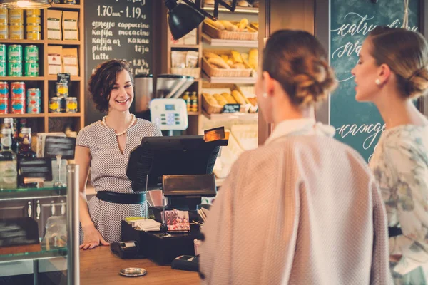 Giovani signore che fanno shopping in un panificio — Foto Stock