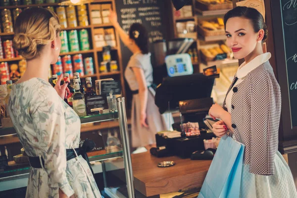 Jonge dames, winkelen in een bakkerij — Stockfoto