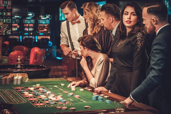 Amigos de clase alta jugando en un casino — Foto de Stock