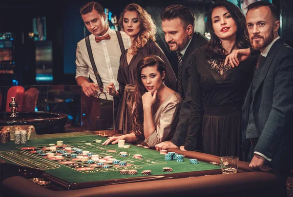 Freunde der Oberschicht spielen im Casino — Stockfoto