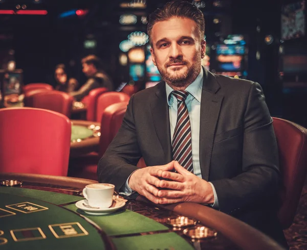 Чоловік вищого класу за гральним столом у казино — стокове фото