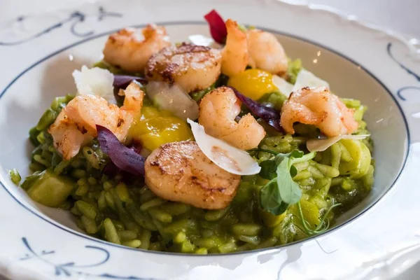 Tasy seafood shrimp salad in a restaurant — Stock Photo, Image