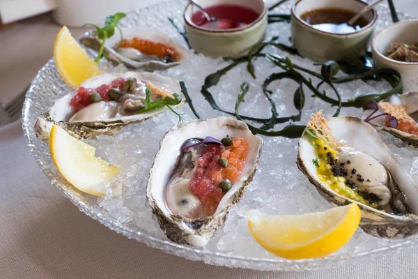 Lekker oesters op een plaat — Stockfoto