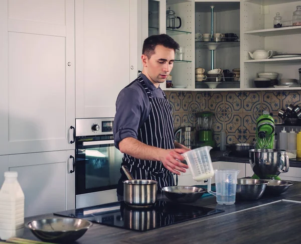 Chef-kok bezig met een moderne keuken thuis — Stockfoto