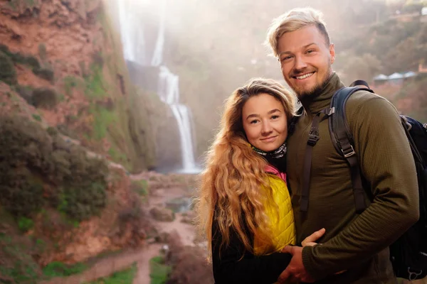 Pareja aventurera cerca de la cascada de Ouzoud en Marruecos — Foto de Stock