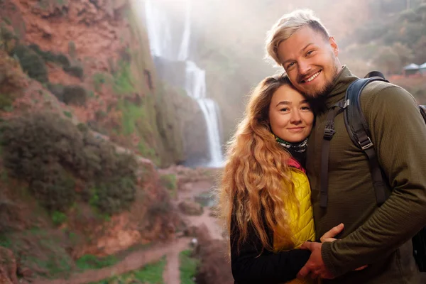 Pareja aventurera cerca de la cascada de Ouzoud en Marruecos — Foto de Stock