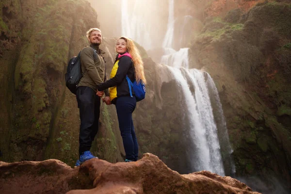 Casal de aventureiros perto da cachoeira Ouzoud em Marrocos — Fotografia de Stock