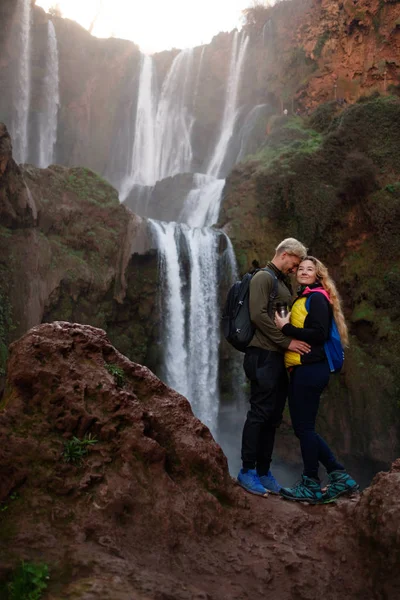 Pareja aventurera cerca de la cascada de Ouzoud en Marruecos — Foto de Stock