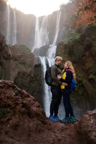 Coppia di avventurieri vicino alla cascata di Ouzoud in Marocco — Foto Stock