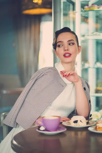 Elegante junge Frau allein in einem Café — Stockfoto