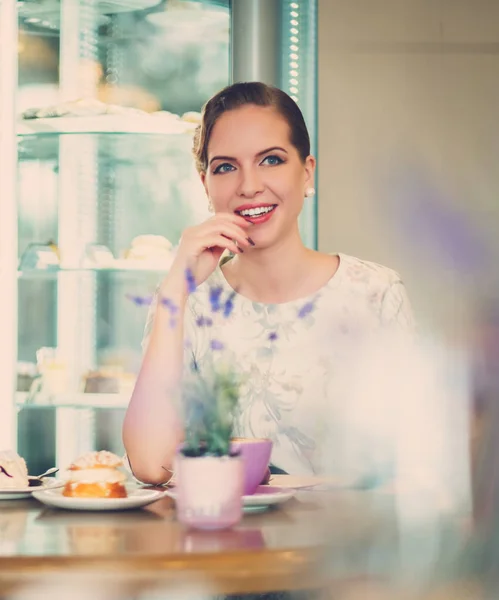 Elegant ung dam ensam på ett kafé — Stockfoto