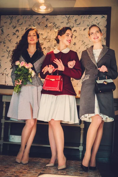 Trois élégantes jeunes femmes prêtes pour une fête — Photo