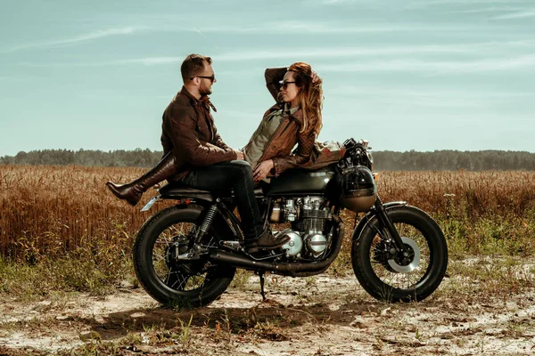 Pareja y café corredor motocicleta — Foto de Stock