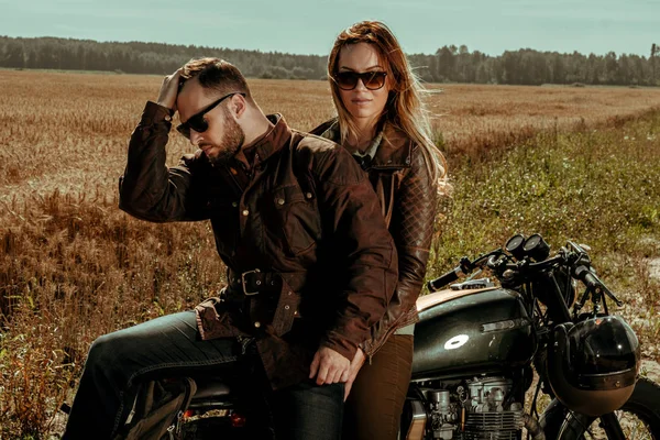 Couple et café motocyclette coureur — Photo