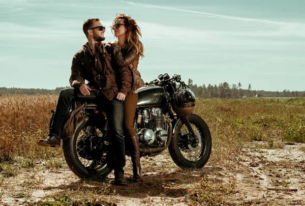 Paar und Café Racer Motorrad — Stockfoto