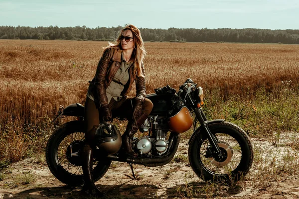 Woman rider with his vintage custom made cafe racer — Stock Photo, Image