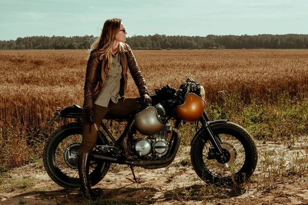 Woman rider with his vintage custom made cafe racer — Stock Photo, Image