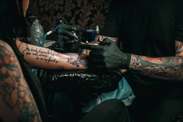 Professionele tattoo artiest maakt een tatoeage op een jonge meisjes hand — Stockfoto