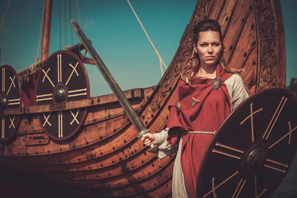 Viking nő a hagyományos ruhákat drakkar közelében — Stock Fotó