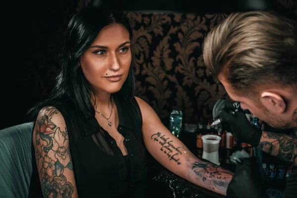 Profi tetováló művész csinál egy tetoválás egy fiatal lány kezét — Stock Fotó