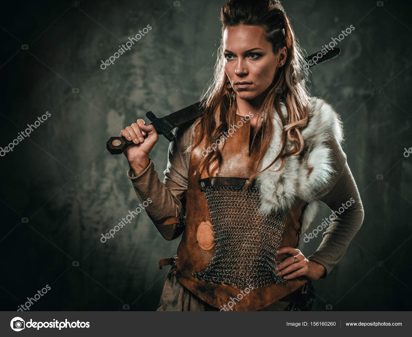 Femme viking avec arme froide dans un vêtement guerrier traditionnel image  libre de droit par nejron © #156160260