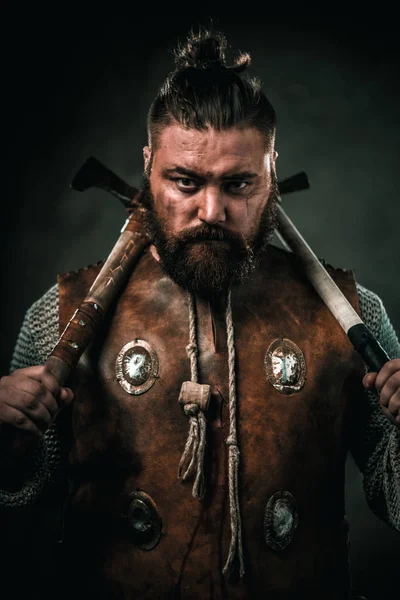 Vikingo con arma fría en ropa de guerrero tradicional —  Fotos de Stock