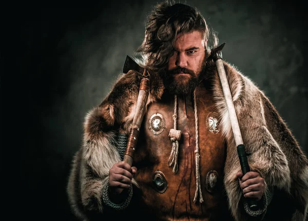 Vikingo con arma fría en ropa de guerrero tradicional —  Fotos de Stock