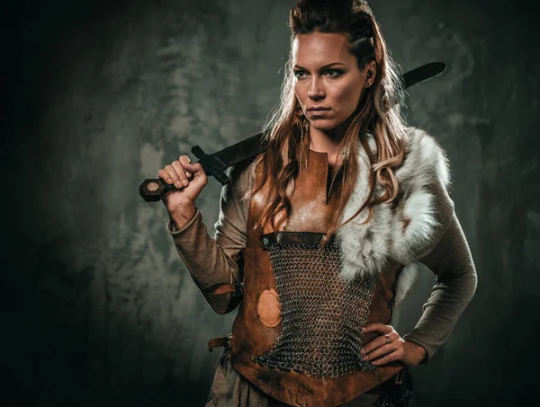 Mulher viking com arma fria em uma roupa de guerreiro tradicional — Fotografia de Stock